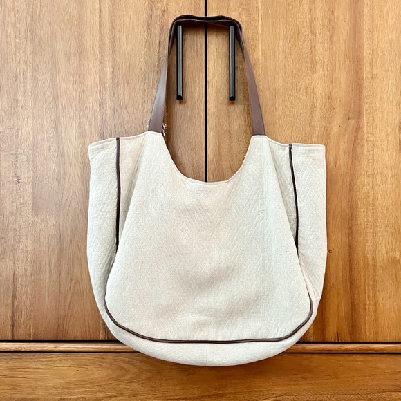 ‼️LAST CHANCE‼️ LoveStitch Mirrored Floral Tote - Picture 12 of 13